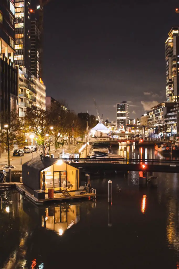 Wikkelboat in Rotterdam als duurzaam tiny house vakantiehuisje 