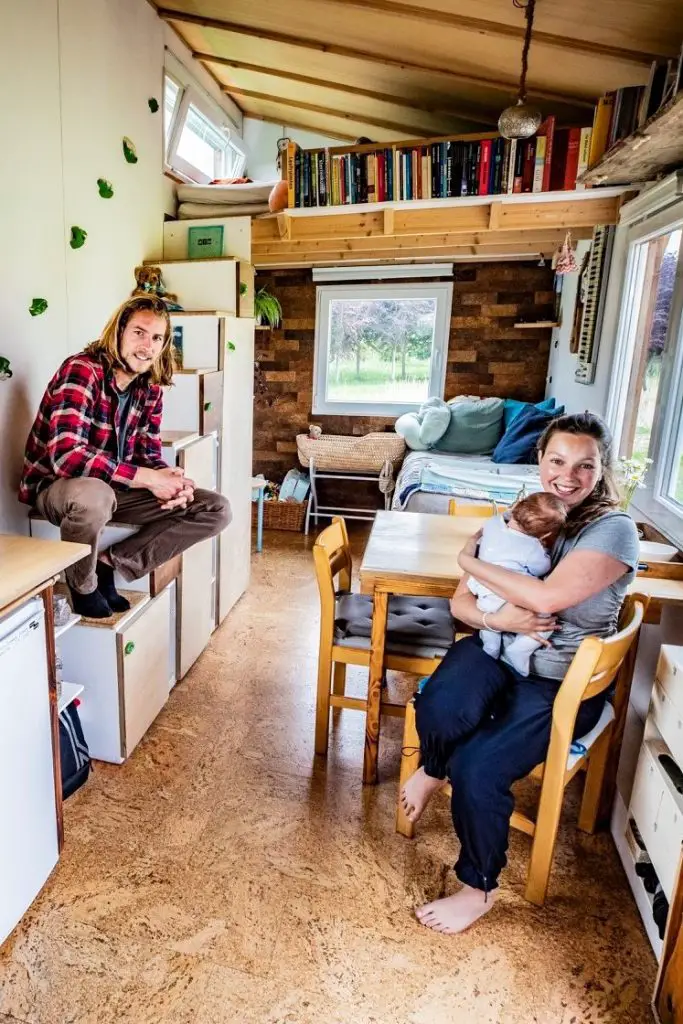 tiny house LinKje Linde en Kjeld met baby