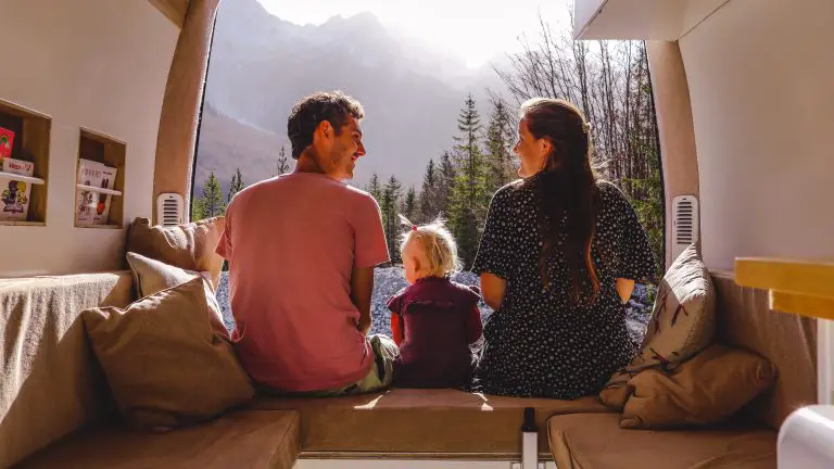 Klein wonen met baby en gezin vanlife