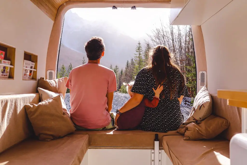 Klein wonen met baby en gezin vanlife