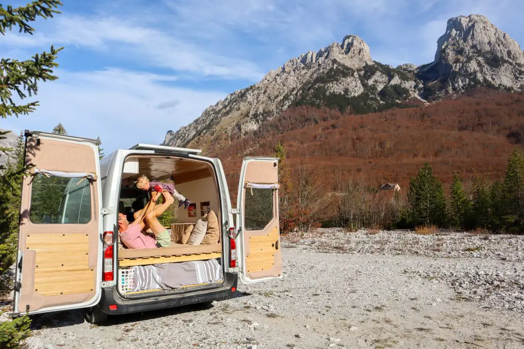 Klein wonen met baby en gezin vanlife