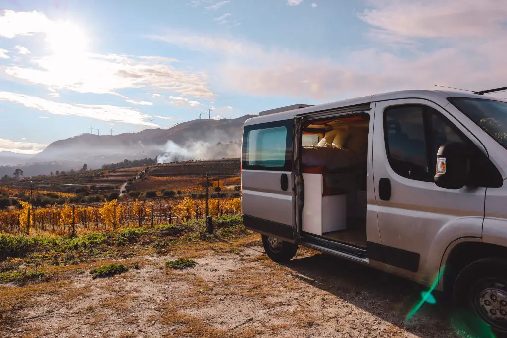 Klein wonen met baby en gezin vanlife