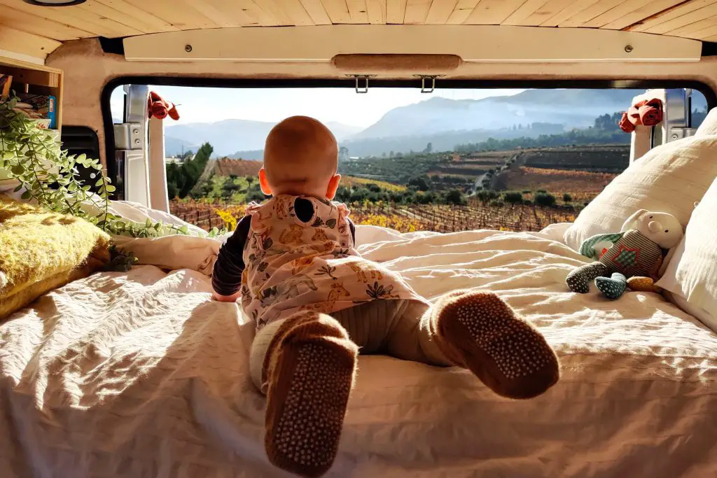 Klein wonen met baby en gezin vanlife