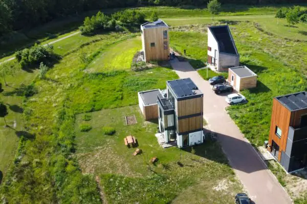 Tiny house met kinderen: slimme indeling en minimalistisch wonen in de praktijk